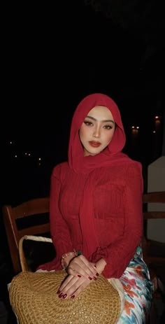 Ümraniye escort Türbanlı Mine, lüks bir ortamda seksi ve gizemli bir kıyafetle poz veriyor, ateşli hizmetlerini sergiliyor.